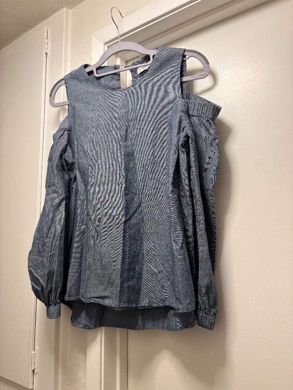 Ro&De Cold Shoulder Chambray Cut Out Blouse - size small
